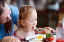 كيف تجعل طفلك يأكل الطعام الصحي