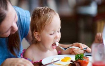 كيف تجعل طفلك يأكل الطعام الصحي